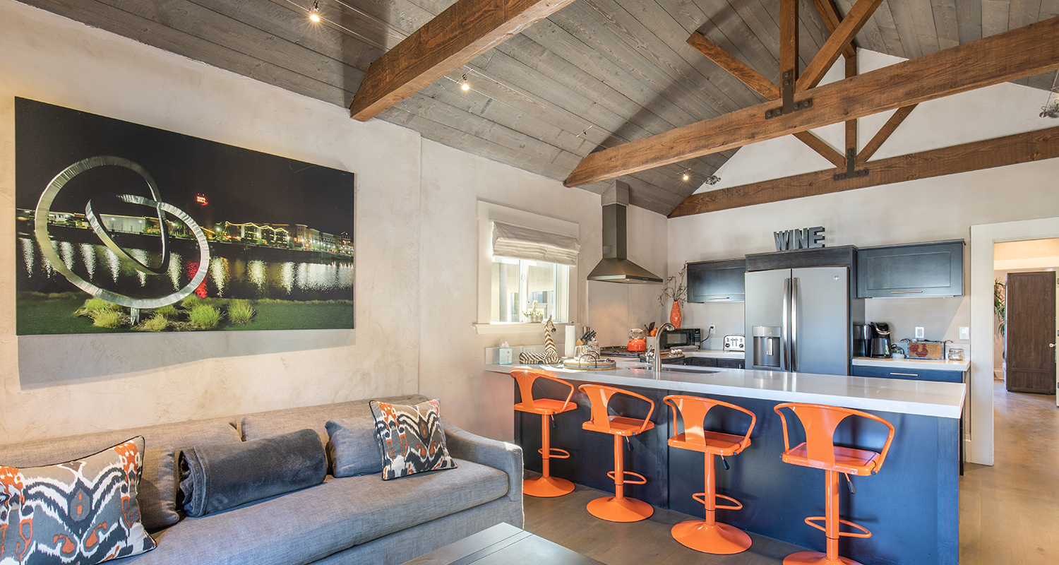 URBAN LUXURY WITHIN WALKING DISTANCE TO POPULAR NAPA ATTRACTIONS